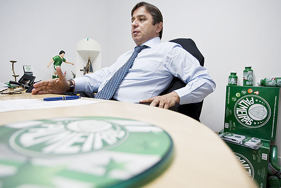 Arnaldo Tirone, presidente do Palmeiras, em seu escritório na Academia de Futebol