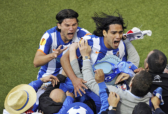 Falcao (dir.) e Cristian Sapunaru comemoram o gol que deu o ttulo da Liga Europa ao Porto