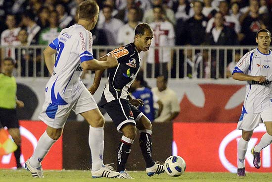 Felipe domina bola enquanto é observado por jogadores do Avaí