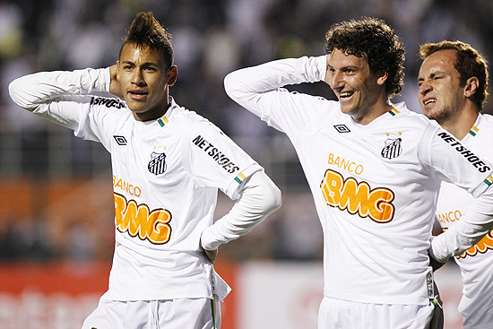 Neymar (à esq.) e Elano colocam a mão na cabeça durante a comemoração do gol santista no primeiro tempoo