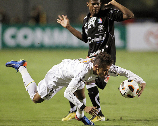 Neymar cai ao disputar jogada e coloca a mão na bola no Pacaembu