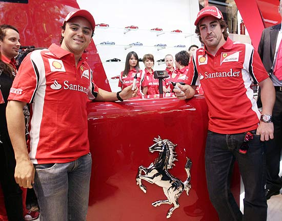 Massa (esq.) e Alonso (dir.) durante evento da Ferrari na Espanha