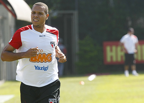 O atacante Luis Fabiano corre em treino do São Paulo no último dia 11 de maio