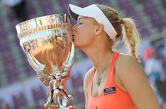 Caroline Wozniacki beija a taça do Torneio de Bruxelas, na Bélgica
