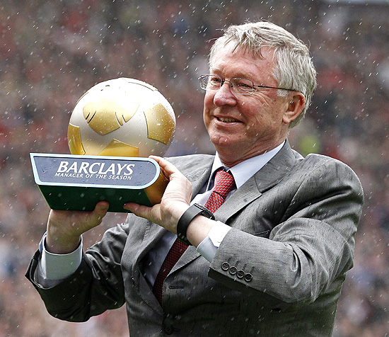 Alex Ferguson segura o troféu de melhor técnico do Campeonato Inglês, em maio