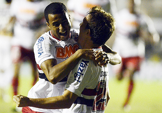 Lucas e Dagoberto comemoram um dos gols do São Paulo
