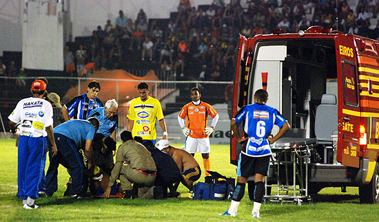 O zagueiro Edu Matos recebe atendimento ainda no gramado no jogo contra o Porto, pelo Pernambucano de 2010