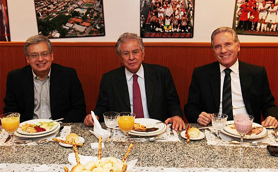 Marcelo Campos Pinto, Juvenal Juvêncio e Roberto Justus (da esquerda para direita) posam para foto após contrato assinado