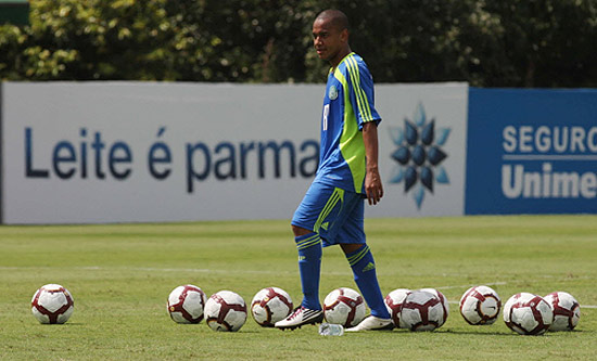 jogadores de futebol se preparam para chutar a bola durante o jogo