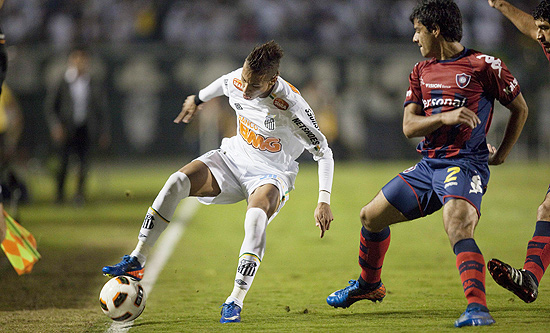O atacante Neymar é marcado de perto por um jogador do Cerro Porteño
