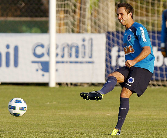 Thiago Ribeiro chuta a bola em treinamento do Cruzeiro