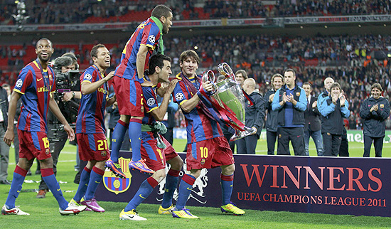 Messi carrega o troféu e comanda a festa dos jogadores do Barcelona