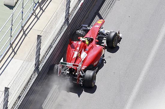 Felipe Massa, da Ferrari, se chocou com o muro lateral no túnel de Mônaco e teve o carro danificado