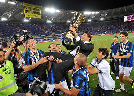 Jogadores da Inter de Milão carregam Leonardo, que segura o troféu 