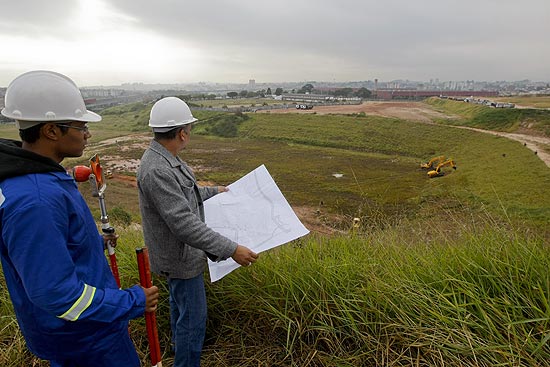 Funcionrios da construtora Odebreacht fazem medio do terreno durante o incio da terraplenagem do futuro estdio