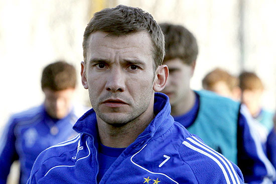 Andriy Shevchenko faz exerccios junto com seus companheiros do Dynamo de Kiev
