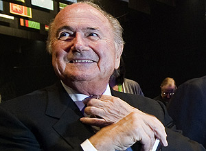 Blatter arruma a gravata durante congresso da Fifa