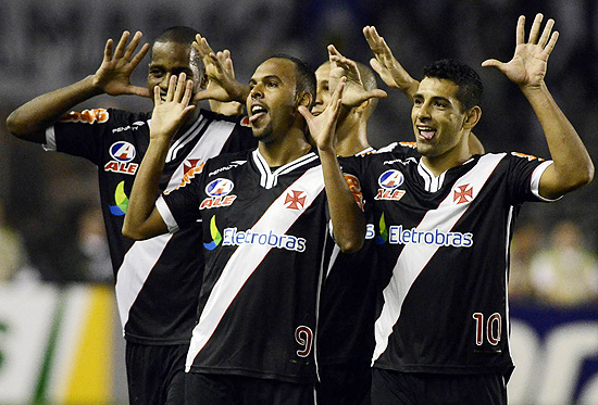 Jogadores do Vasco comemoram o gol da vitória sobre o Coritiba, no estádio São Januário