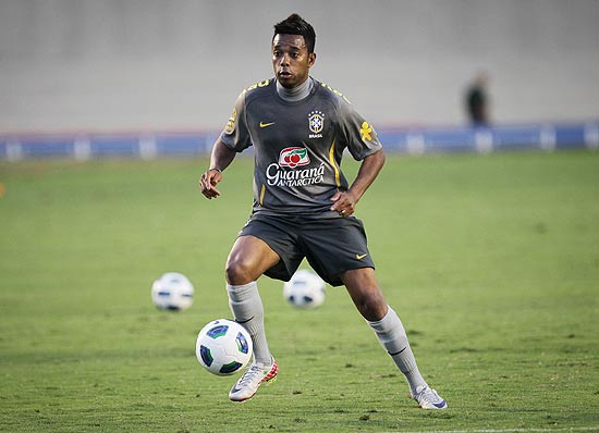 Robinho domina a bola durante treino da seleção brasileira no estádio Serra Dourada, em Goiânia