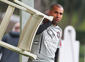 Emerson segura cadeira durante treino do Corinthians