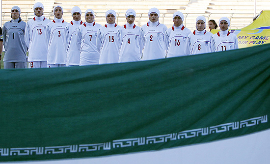 Jogadores da seleção feminina do Irã antes da partida contra a Jordânia