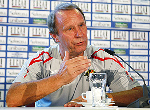 O alemão Berti Vogts durante entrevista coletiva