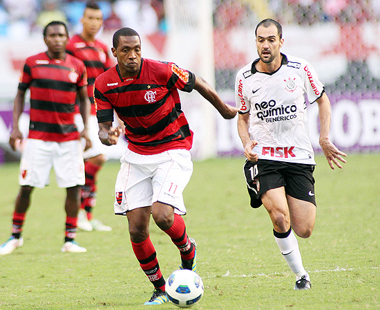 Renato (esq.) e Danilo lutam pela bola durante o jogo disputado no Engenhão
