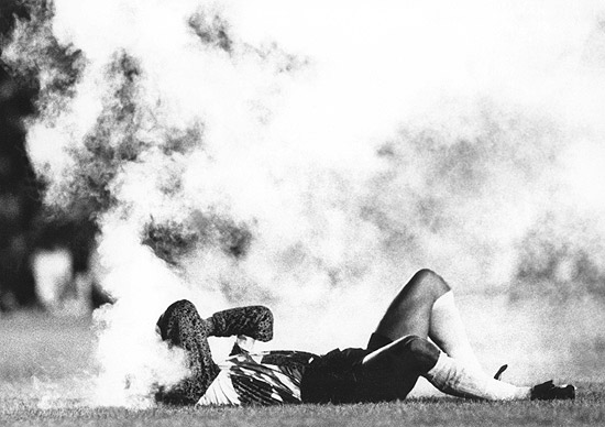 O goleiro chileno Rojas cai no gramado após fingir ter sido atingido pela explosão de fogos de artifício no Maracanã, em 1989