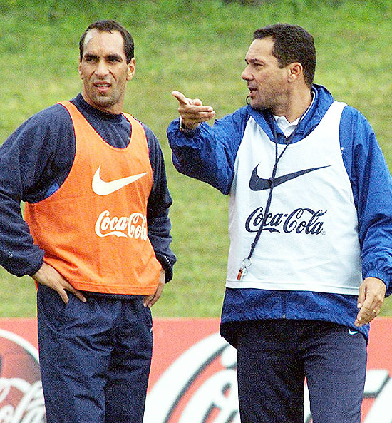Luxemburgo conversa com Edmundo em treino da seleção brasileira, em junho de 2000