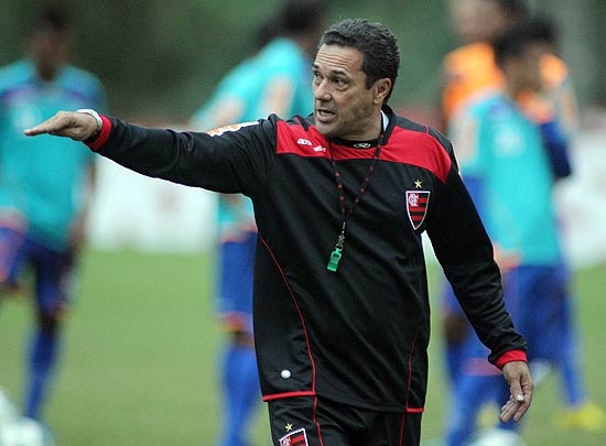 O técnico Vanderlei Luxemburgo comanda treino do Flamengo