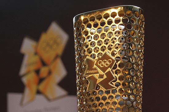 A tocha olímpica, apresentada em Londres, nesta quarta-feira, é feita de alumínio dourada e tem 8.000 círculos