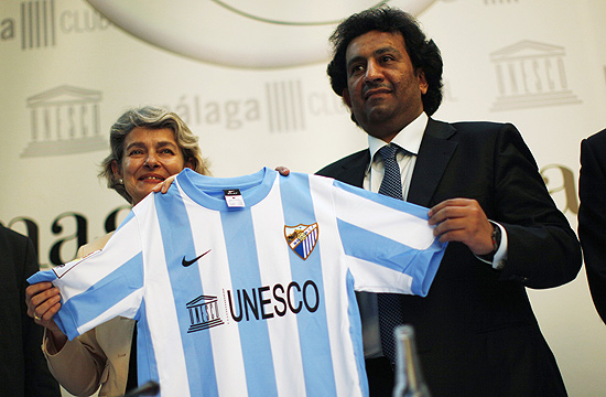 Abdullah Al-Thani (dri.) segura a camisa do Málaga junto com Irina Bokova, a diretora da Unesco