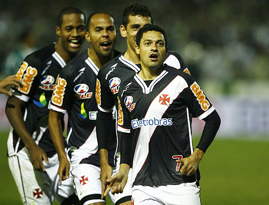 Jogadores do Vasco celebram segundo gol do clube carioca ante o Coritiba