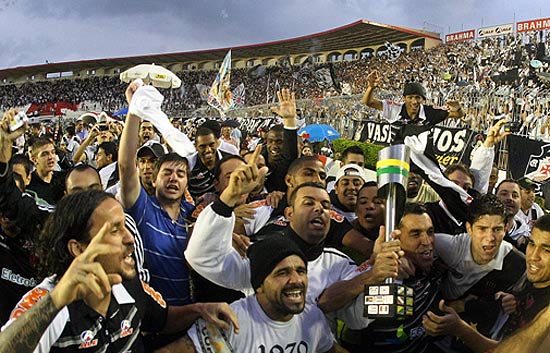Jogadores do Vasco comemoram, no Rio, o ttulo da Copa do Brasil conquistado em 2011