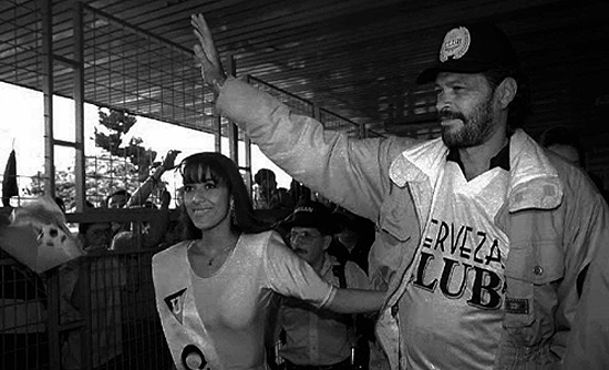 O ex-jogador brasileiro Sócrates, técnico do Liga Universitária, é recebido em Quito, em fevereiro de 1996