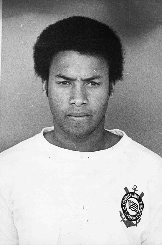 Adozinho posa com a camiseta do Corinthians em dezembro de 1974; clique na foto e veja galeria