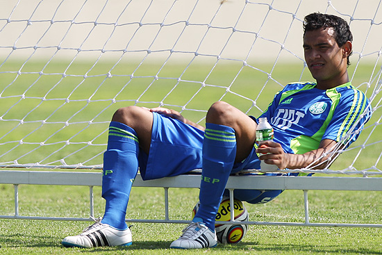 O atacante Vinicius descansa durante treino do Palmeiras