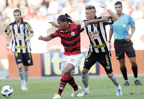 Ronaldinho é marcado de perto pelo zagueiro Fábio Ferreira durante a partida no Engenhão