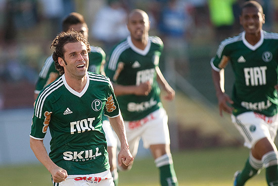Lincoln comemora o primeiro gol da goleada do Palmeiras sobre o Avaí