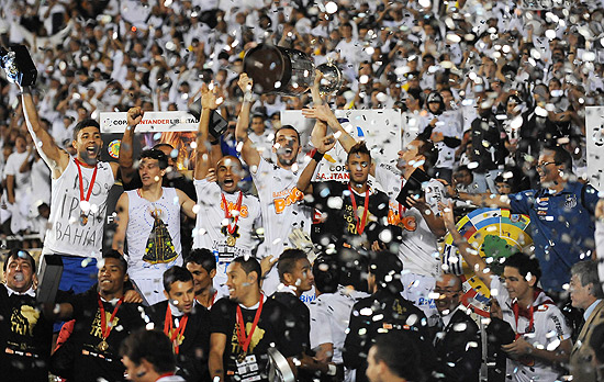 Edu Dracena levanta a taça da Libertadores durante a comemoração do título no Pacaembu; clique e veja a galeria