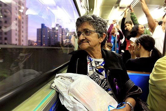 A aposentada Maria do Socorro Alves, 69, que já desistiu de usar o metrô devido à superlotação