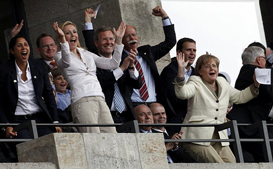 A chanceler alem Angela Merkel (primeira  dir.) e o presidente da Fifa Joseph Blatter (primeiro sentado da esq. para dir.) acompanharam a vitria da seleo da Alemanha sobre o Canad, em Berlim