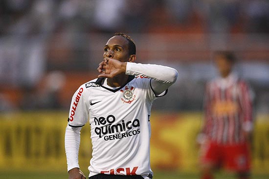 Liedson comemora seu segundo gol durante o clássico contra o São Paulo