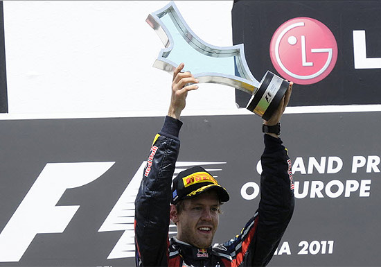 Sebastian Vettel levanta o troféu do GP da Europa; clique na foto e veja galeria