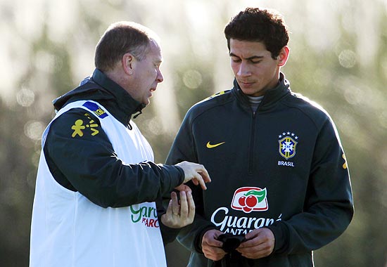 Mano Menezes conversa com Paulo Henrique Ganso durante treinamento da seleção brasileira