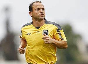 O lateral esquerdo Léo durante treino do Santos