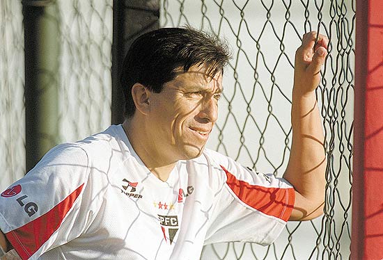 O chileno Roberto Rojas na poca em que trabalho como preparador de goleiros do So Paulo
