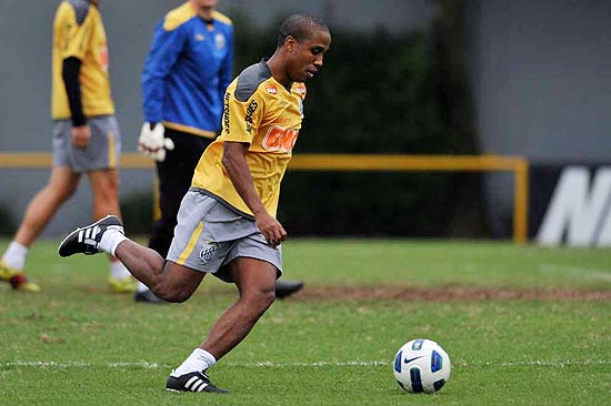 Borges se prepara para chutar a bola durante o treino do Santos