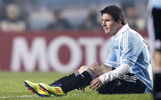 Messi fica sentado no gramado durante a partida entre Argentina e Bolvia; clique e veja galeria