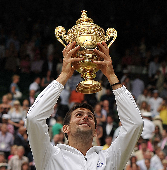 Novak Djokovic levanta o troféu de campeão de Wimbledon; clique na foto e veja galeria